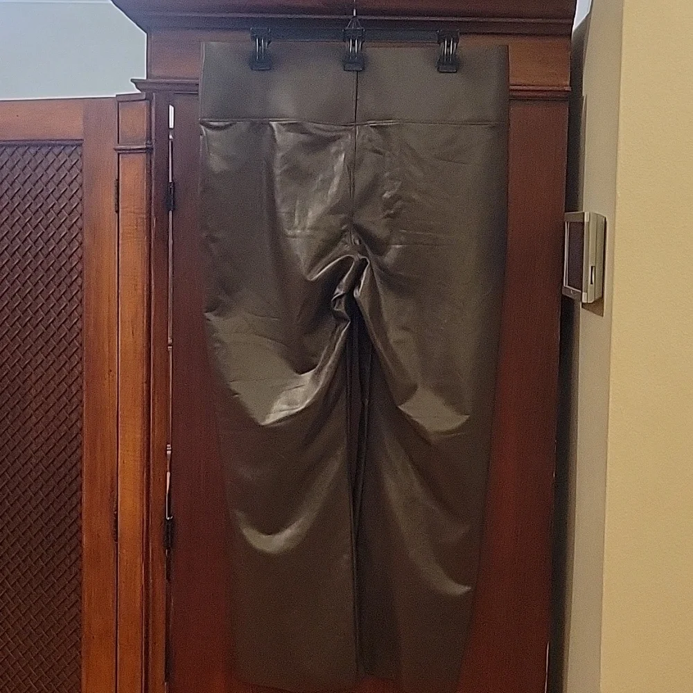 HUE | Chocolate Brown Cropped Flare Pull On Faux Leather Leggings - Size XL - Picture 3 of 6